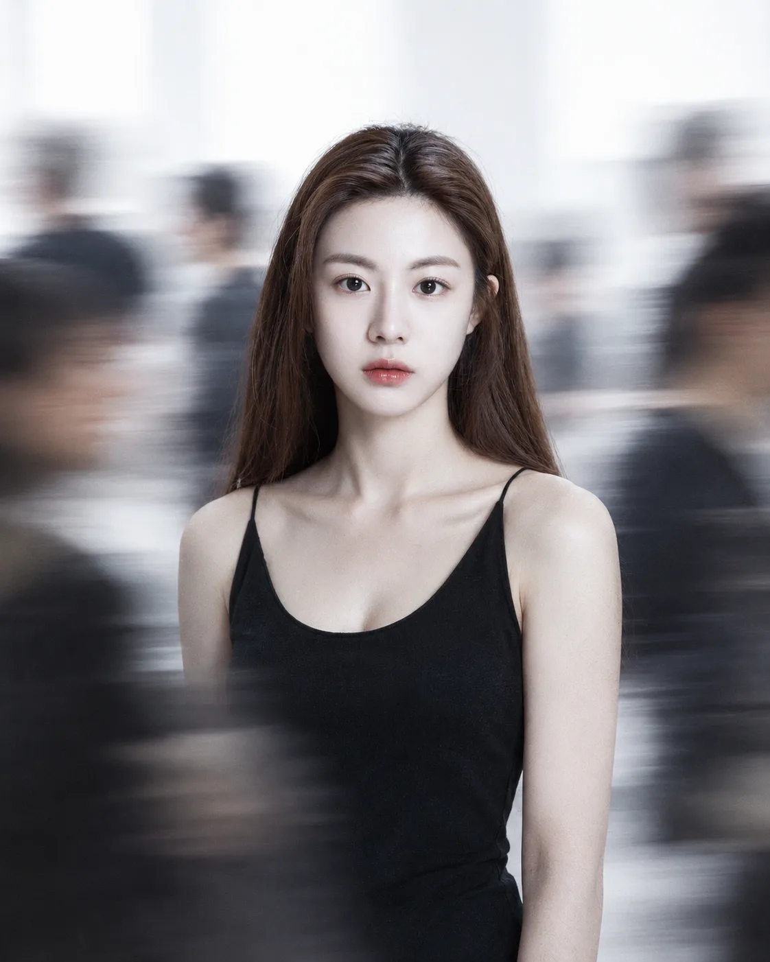 极简黑衣女子定格喧嚣人潮中