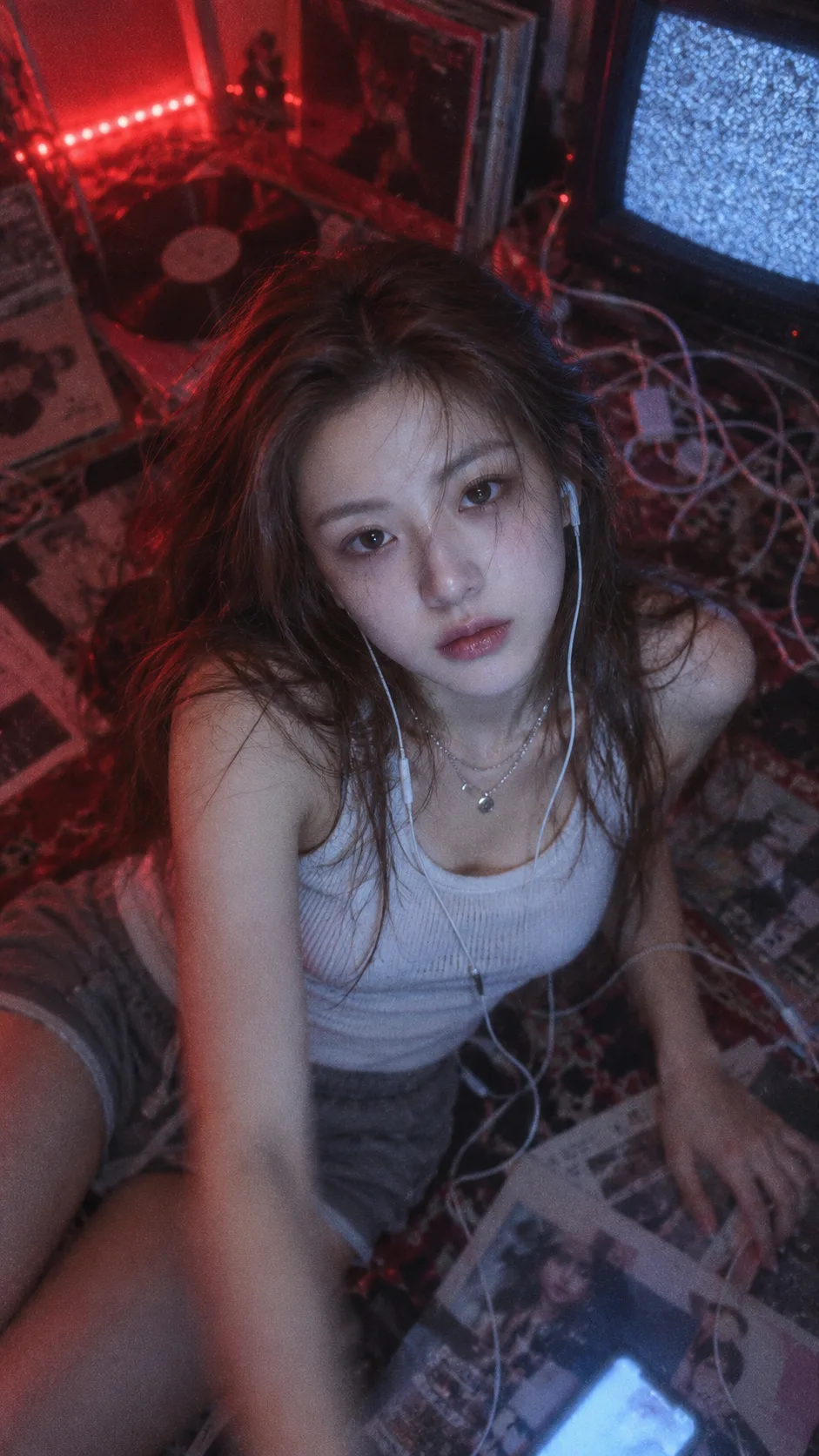 凌晨四点红蓝低保真成年女性情绪摄影